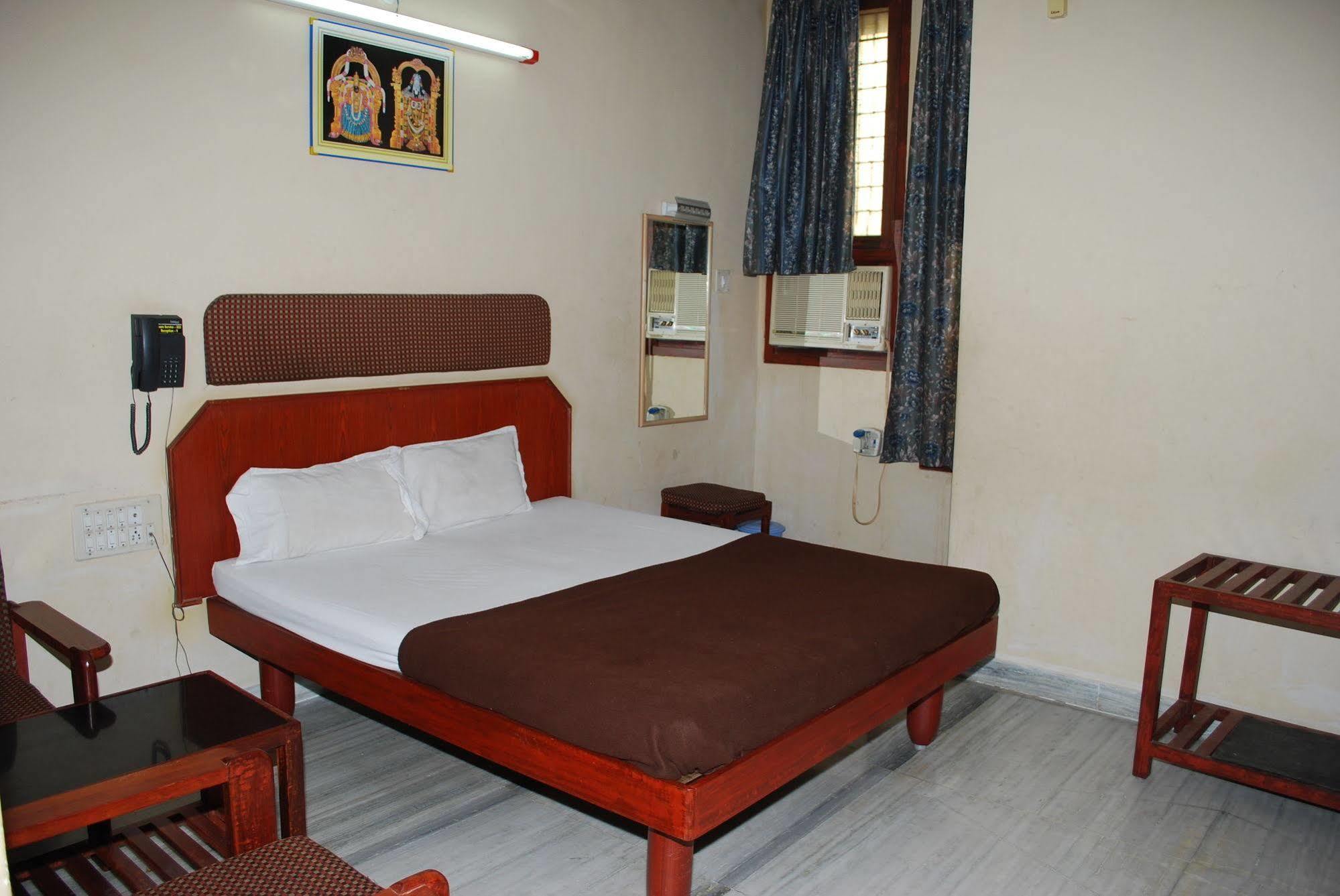 Sri Sai Residency Hotel Tirupati Exterior foto
