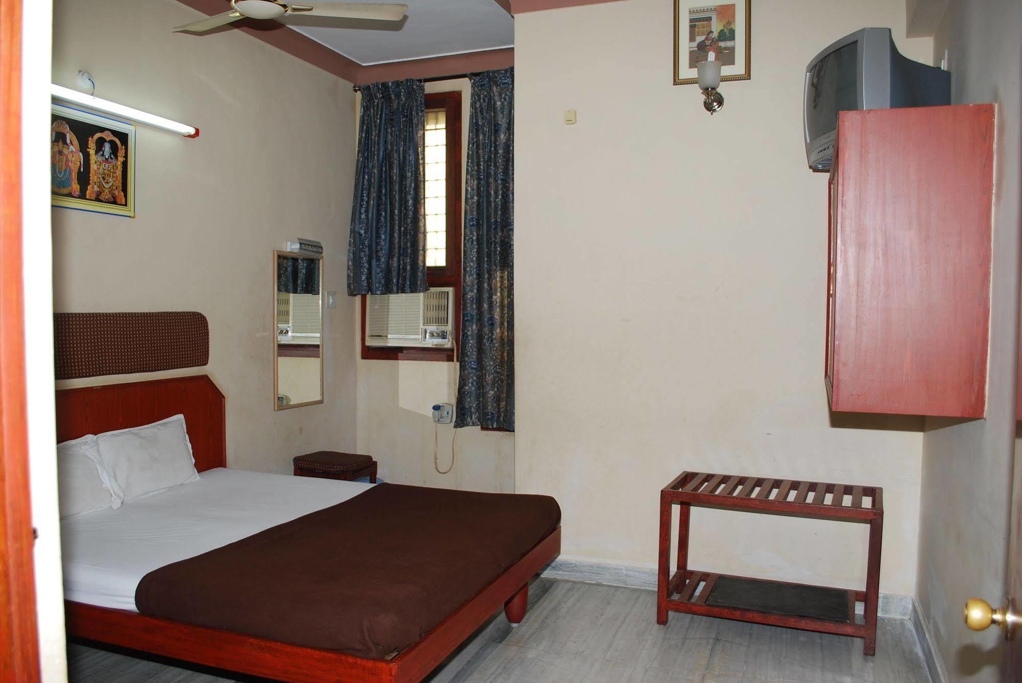 Sri Sai Residency Hotel Tirupati Exterior foto