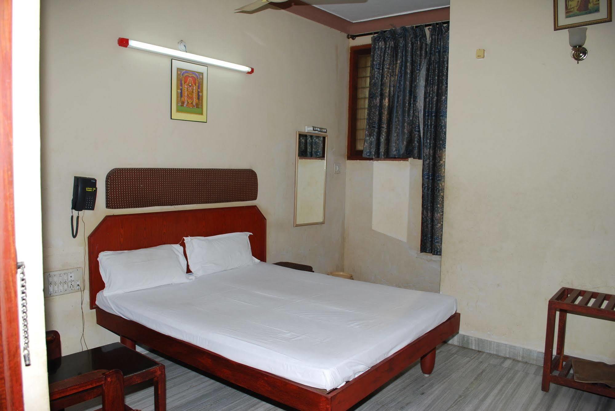 Sri Sai Residency Hotel Tirupati Exterior foto
